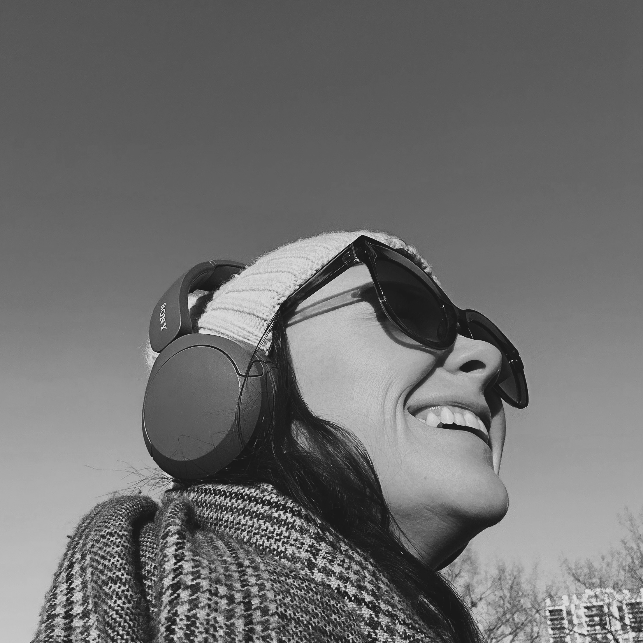 Black and white photo of headphones